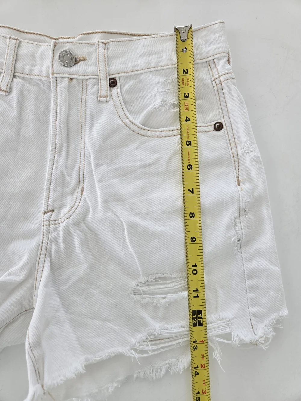 American Eagle 90s Boyfriend Shorts Raw Hem White Denim Distressed Size 2